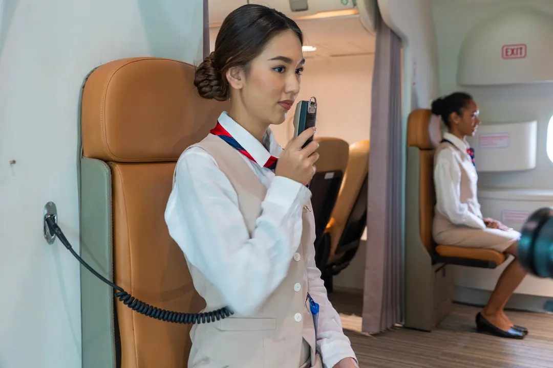 Pourquoi les hôtesses de l'air s'assoient-elles sur leurs mains quand un avion décolle ou atterrit ?